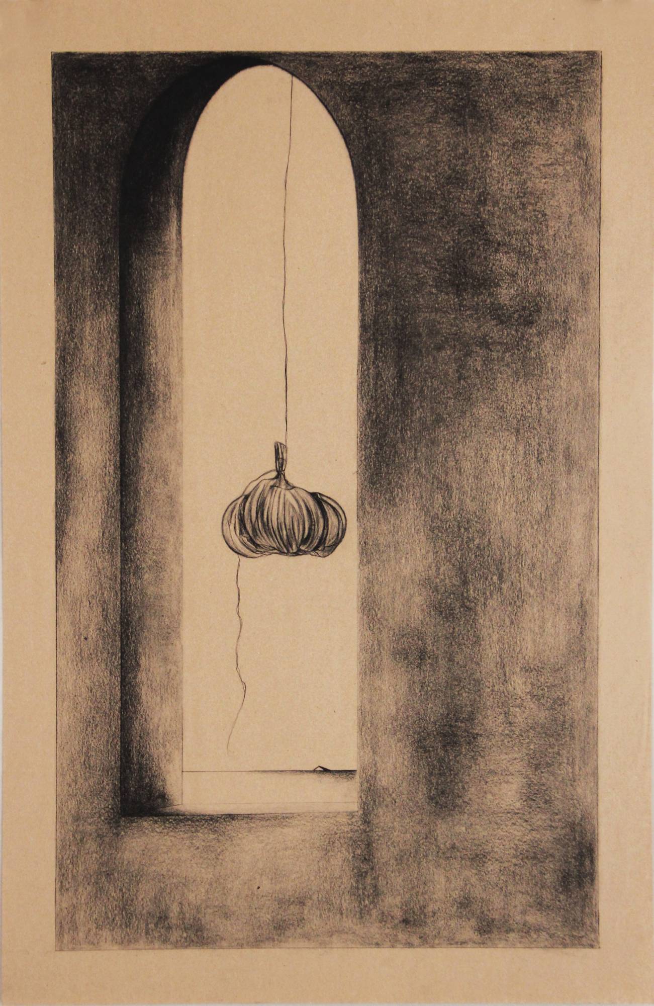 La armonía discreta. Naturaleza y Vida en Carboncillo. Obra de arte Original de Andrés Alfonso en carboncillo-ajos colgando de un hilo