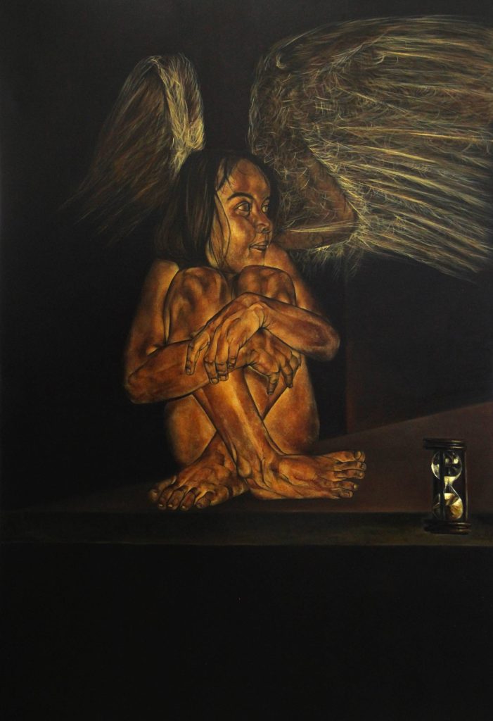 Letras atrapadas en la noche elementa. Pintura al óleo de figura alada sentada abrazando sus rodillas junto a un reloj de arena, luz dramática