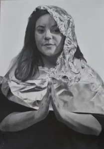 Dibujo hiperrealista de una mujer con las manos juntas y un manto de textura metálica, que sirve de base para la creación de cuadros al óleo de retratos realistas y oníricos.