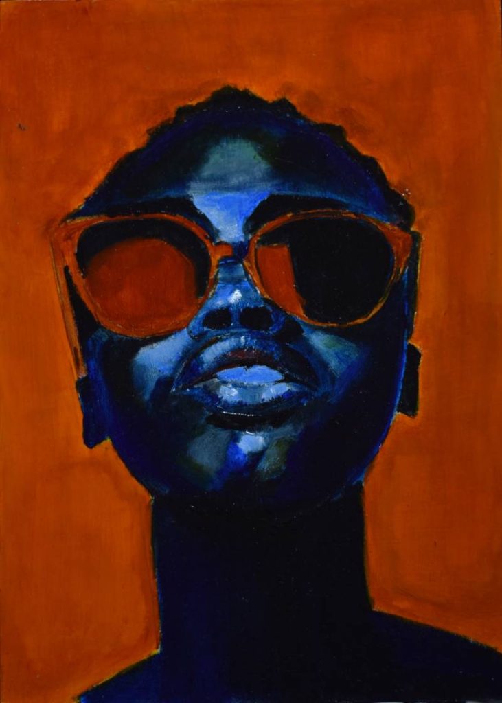 Retrato contemporáneo con gafas de sol redondas en color naranja, contraste de luces azules y fondo ocre.
