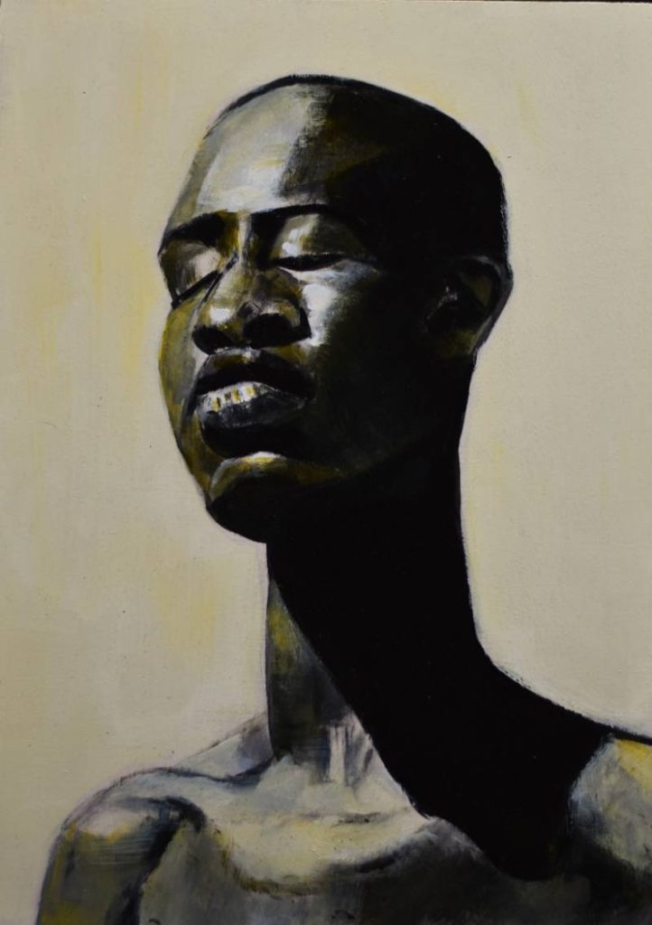 Retrato de perfil con ojos cerrados, iluminación cenital suave sobre fondo neutro, estilo figurativo contemporáneo.