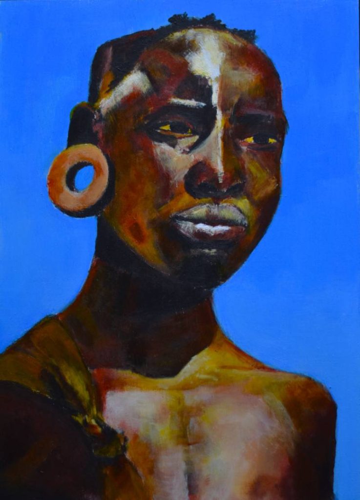 Pintura con fuerte iluminación azul lateral y pendientes de aro grandes, composición moderna y vibrante.