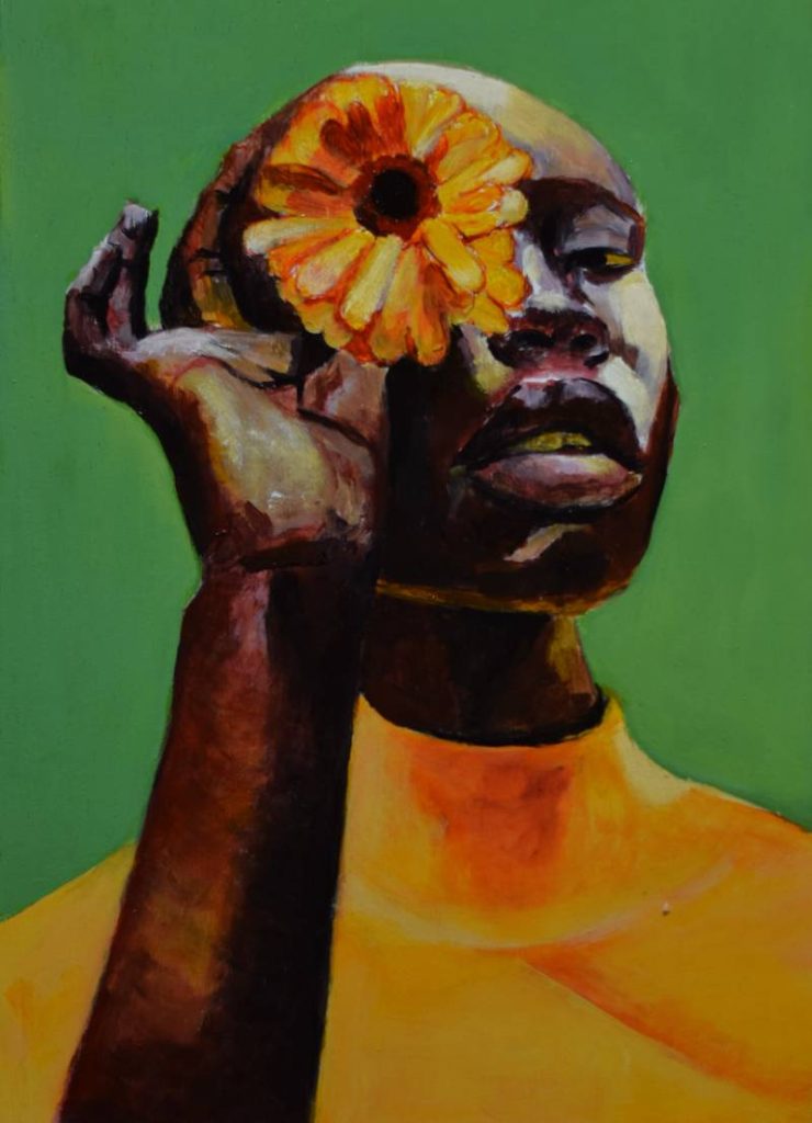 Obra artística de mujer sosteniendo una flor naranja frente al ojo, fondo verde oliva y sombras cálidas.
