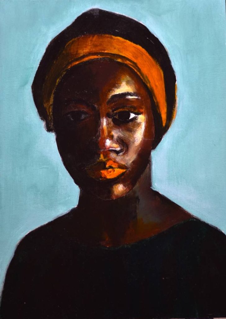 Retrato artístico de mujer con pañuelo naranja en la cabeza, estudio de luces cálidas sobre fondo azul claro.