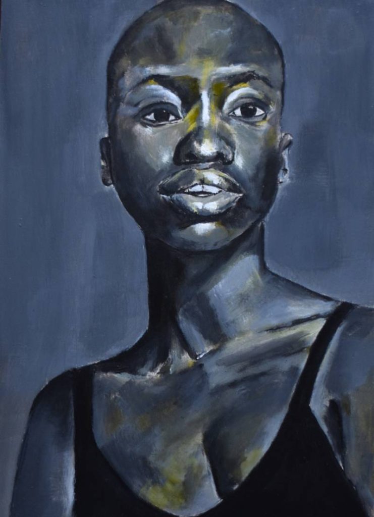 Retrato artístico en tonos monocromáticos azulados y grises, enfoque en la serenidad y la forma.