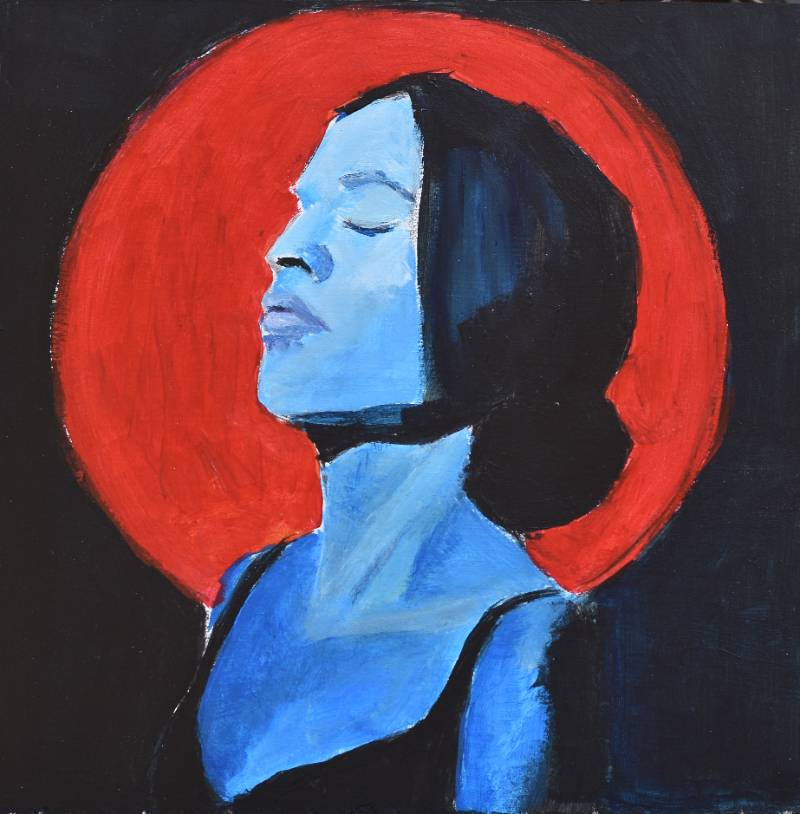 Silueta femenina de perfil ante un fondo circular rojo intenso, composición minimalista y potente en óleo.