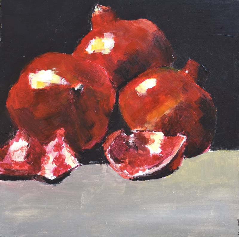 Pintura al óleo de tres granadas maduras con una sección abierta, estudio de rojos intensos.