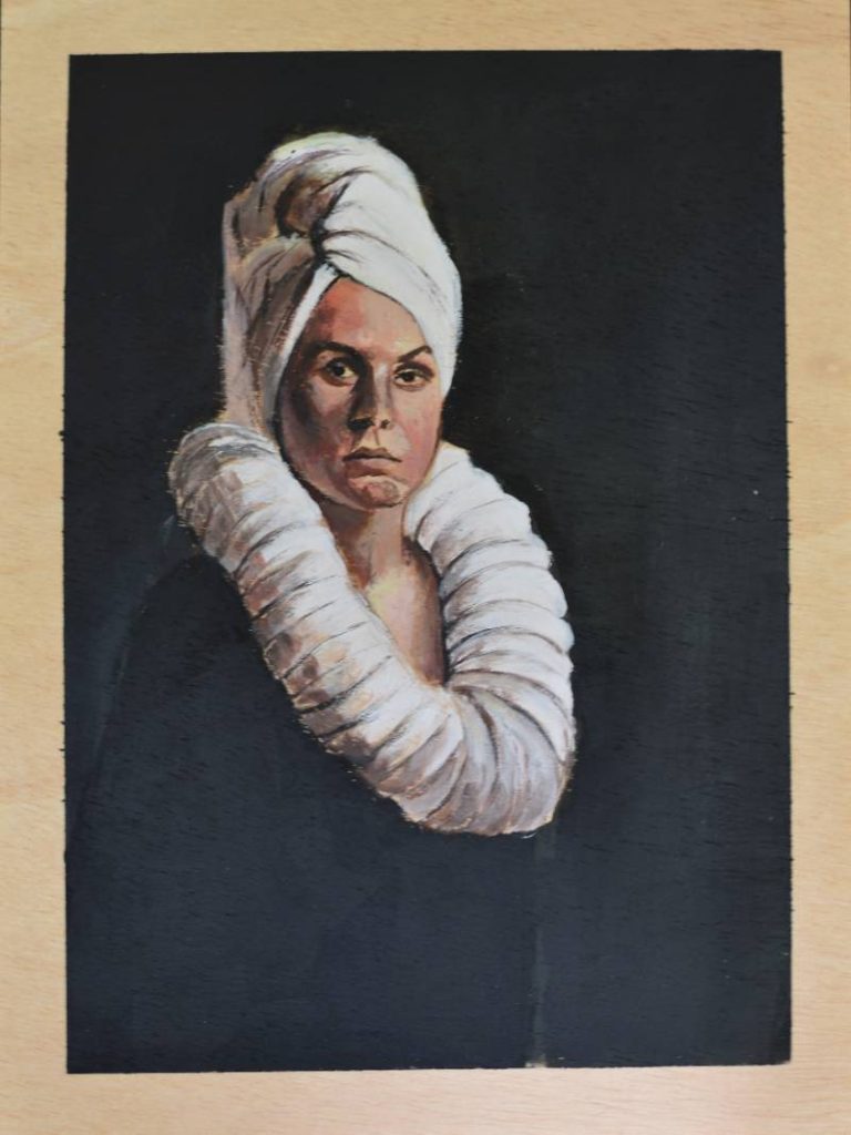 Pintura de mujer con toalla en la cabeza, estudio de luz cenital y sombras naturales.