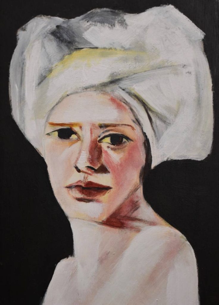 Retrato artístico de mujer con turbante blanco, estudio de luces suaves y expresión melancólica de Andrés Alfonso.