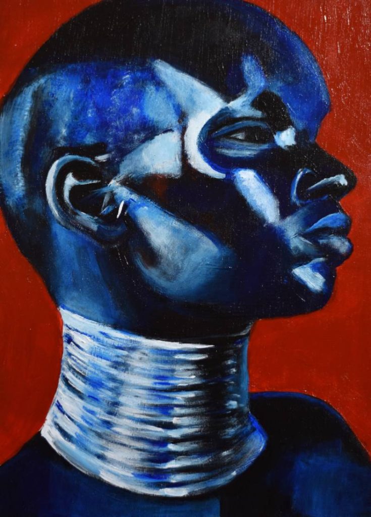Retrato de perfil con luz azul dramática y detalle de cuello plateado metálico, estilo vanguardista.