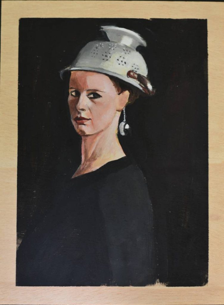Retrato creativo de mujer con objeto cotidiano como tocado, realismo figurativo moderno.