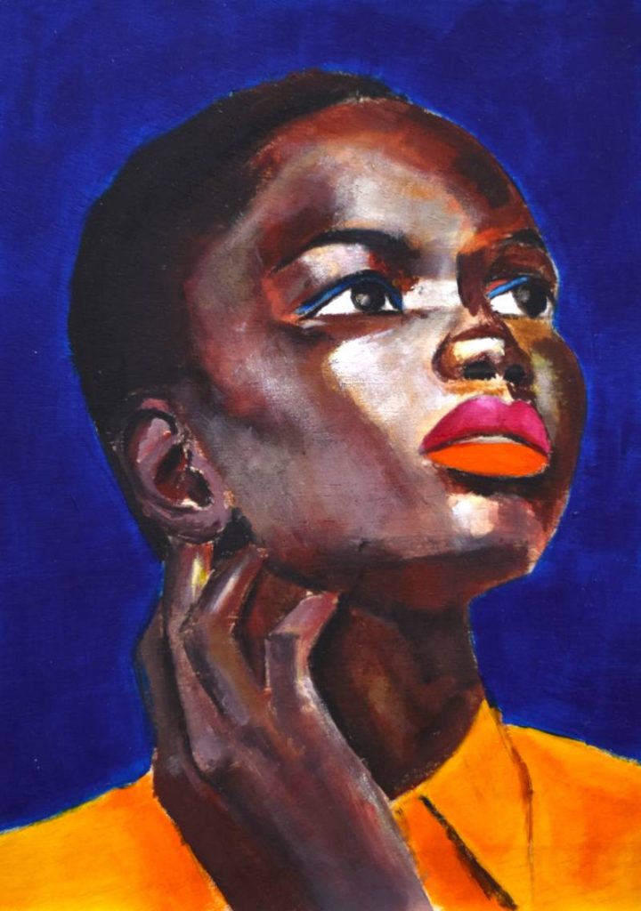 Pintura de rostro femenino con sombras en tonos púrpura sobre fondo azul profundo, estudio de color.
