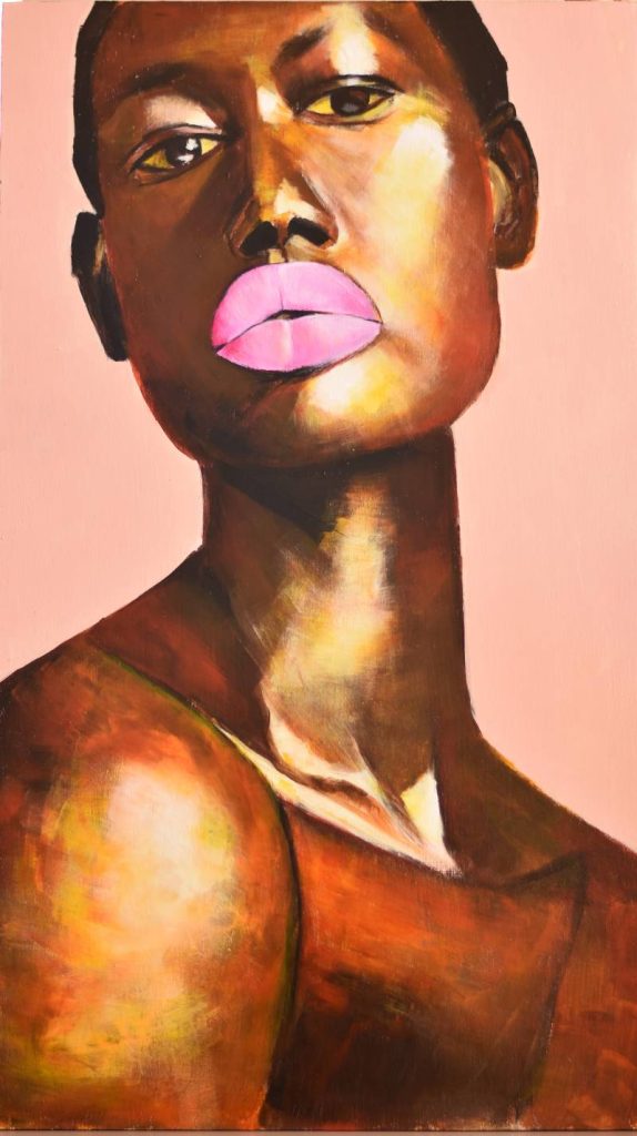 Estudio artístico de hombro y labios en tono rosa chicle, enfoque en la textura de la piel y luz cálida.