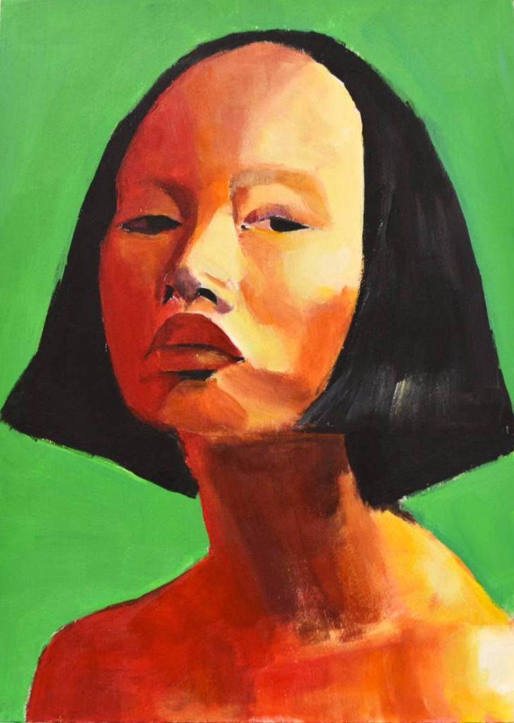 Pintura de rostro femenino con expresión serena sobre fondo verde esmeralda, realismo figurativo.