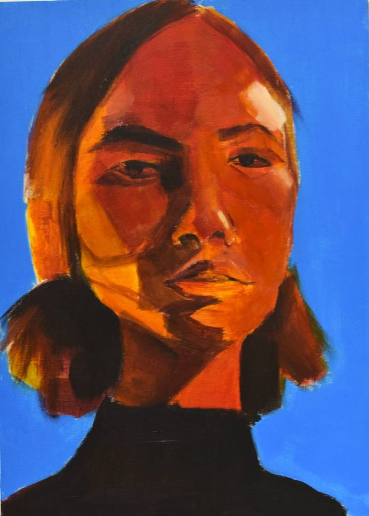 Pintura de rostro con sombras naranja cálido sobre fondo azul cobalto, juego de colores complementarios.