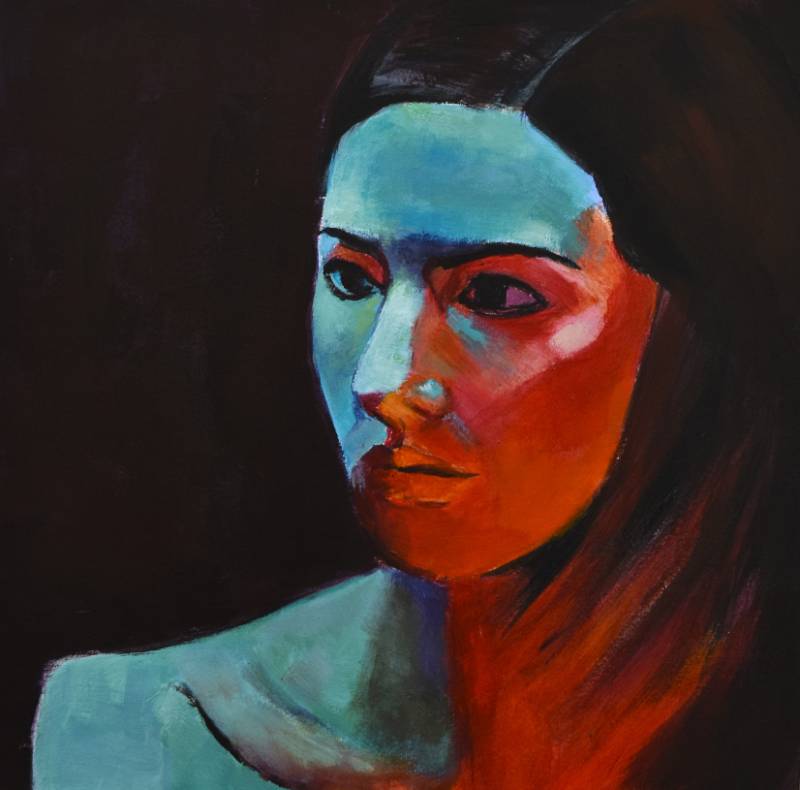 retrato femenino mirada lateral azul rojo