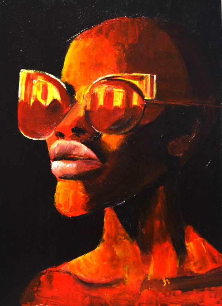 Retrato creativo de mujer con gafas naranjas de diseño, fuerte contraste cromático sobre fondo negro.