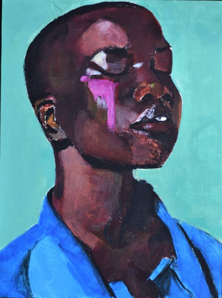 Retrato de perfil con fuertes contrastes de luz sobre fondo turquesa, estilo figurativo contemporáneo.