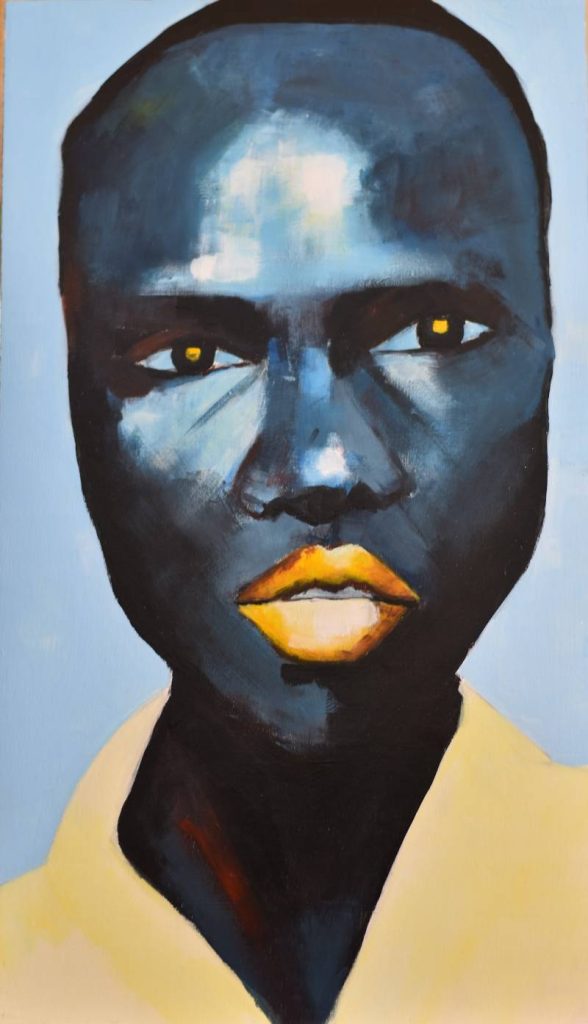 Retrato frontal con iluminación cálida y labios en tono dorado, juego de luces y sombras intensas.
