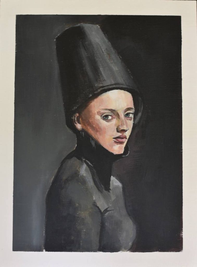 Pintura de perfil con tocado negro cilíndrico, juego de luces suaves sobre rostro femenino.
