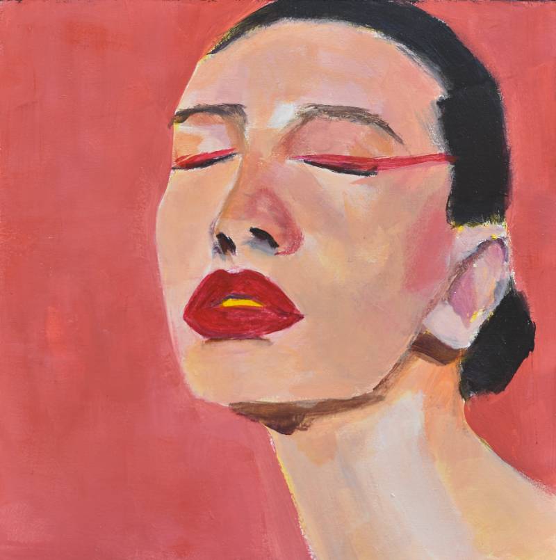 Retrato artístico de mujer con los ojos cerrados y una línea roja pintada sobre los párpados, fondo coral cálido, obra de Andrés Alfonso.
