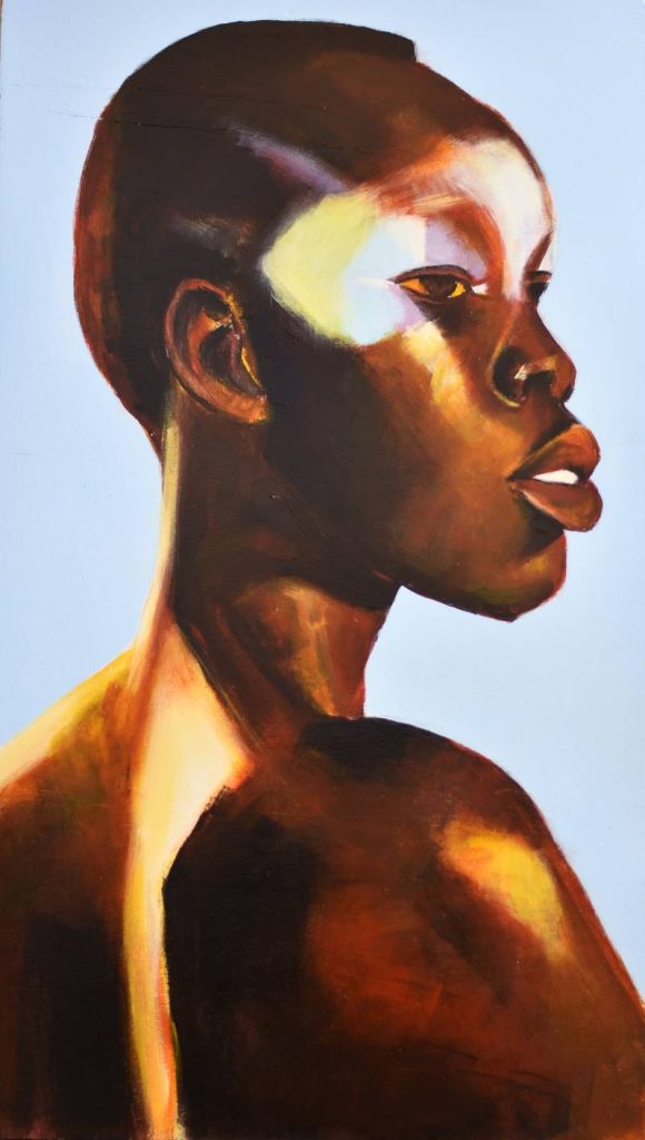Retrato de perfil capturando una luz dorada intensa sobre la piel, técnica de realismo con alto contraste.