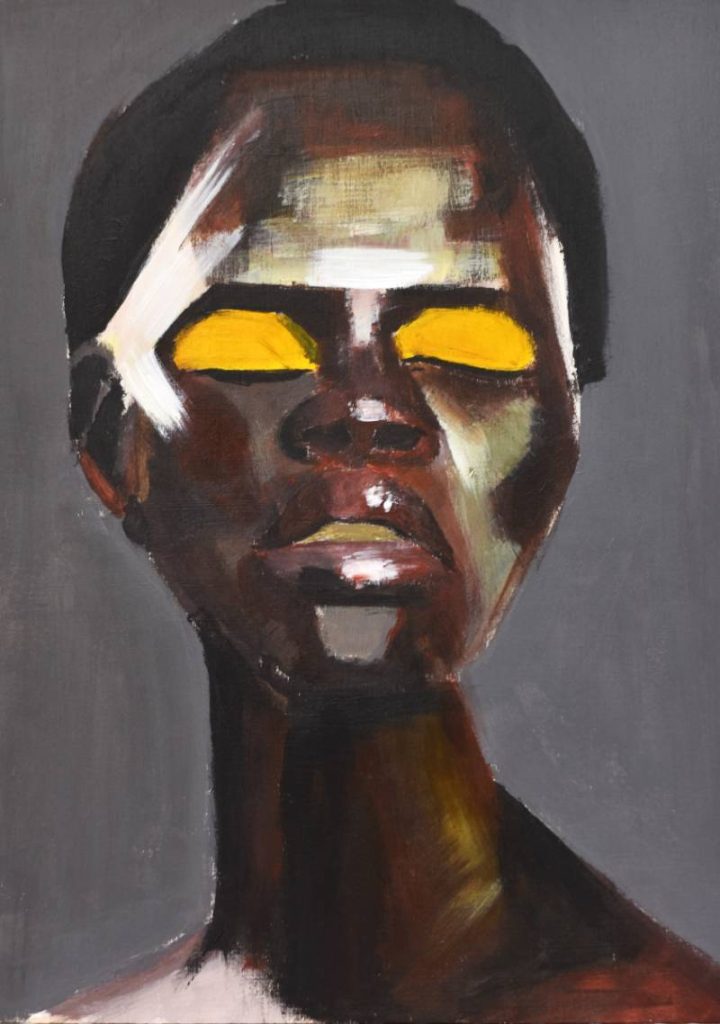 Retrato con franja blanca pintada sobre los ojos, contraste de luces amarillas y fondo gris oscuro.